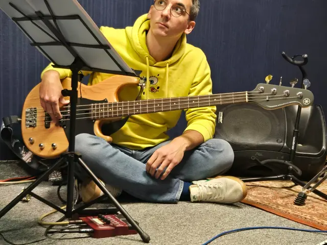 Apprendre la basse au studio, une grille d'accords posée sur le pupitre