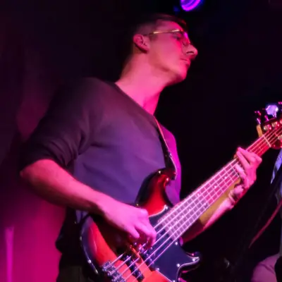 Basse électrique en concert à Marseille, cadrage serré sur l'instrument