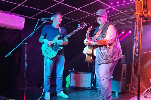 La basse et la guitare côte à côte sur scène avec MJ Le Groupe