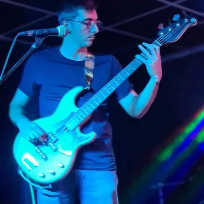 Quentin bassiste sur scène à Marseille, sous les lumières bleues