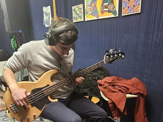 Cours de basse pour débutant à Marseille 11e, casque sur les oreilles dans le studio
